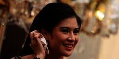 Dian Sastro Blak-blakan Soal Aksi `Tepis Tangan` Fans