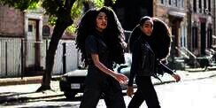 Dulu Dihina, 2 Gadis Kembar Kribo Kini Bikin Iri Pencibir