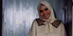 Rina Nose Kian Stylish Sejak Berhijab