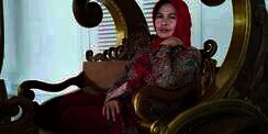 Geger Wanita Bertangan 3 Duduk di Kereta Kencana Pendopo