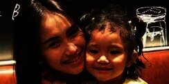 Foto Janggal Ayu Ting Ting dan Bilqis, Muncul Tangan Misterius