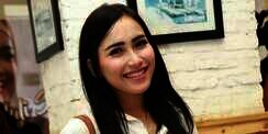 Posting Sepatu, Ayu Ting Ting Malah Banjir Hujatan