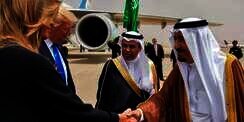 Ketika Raja Salman Bersalaman dengan Istri Donald Trump