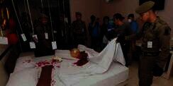 Digerebek Ketika Bersama 2 Wanita dan Kasur Bertabur Bunga