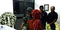 Cerita Ayu Azhari Usai Memandikan Jasad Yana Zein