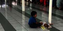 Lihat Polah Si Bocah Kala Ayah Sholat Jamaah, Hati Bergetar!