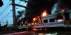 Kereta Api Tabrak Mobil Sebabkan Kebakaran di Senen, 2 Tewas
