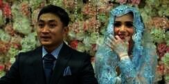 Menikah, Artis Ini Terlihat Cantik dengan Gaun Sederhana