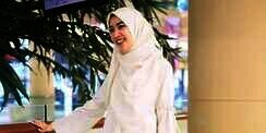 Pakai Kerudung Putih Bikin Muka Kusam? Hanya Mitos!