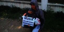 Buruh Bangunan Jalan Kaki Jakarta-Indramayu Demi Mudik Lebaran