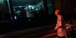 Perilaku Kakek Ini di Luar Masjid Bikin Terharu