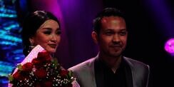 Zaskia Gotik Dilamar Kekasih di Atas Panggung
