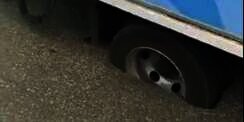 Astaga Panasnya! Roda Truk Sampai Amblas ke Aspal