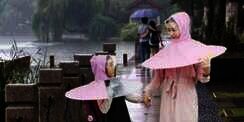 Desainer Cina Ciptakan Payung Fashionable, Tertarik?
