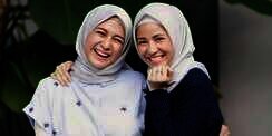 Berhijab, Pilihan Fashion Dua Artis Ini Selalu Kompak