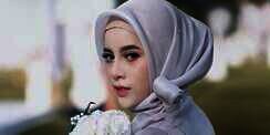 Mewahnya Jilbab Organza, Favorit Hijaber Buat Kondangan