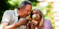 Sepasang Lansia Saling Menyuapi Es Krim, Bikin Netizen Meleleh