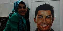 Salut, Pelukis Disabilitas Ini Gambar Ronaldo dengan Kakinya