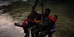 Bantu Siswa Seberangi Sungai, Prajurit TNI Tuai Pujian