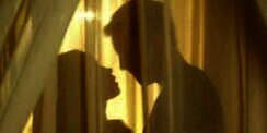 Istri Bangun, Lihat Pria di Kamar Dikira Suami, Ternyata Itu..
