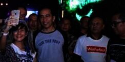 Jadi Sorotan, Begini Gaya Jokowi Saat Nonton Konser WTF 2017
