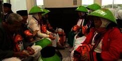 Jemaah Haji `Caping Hijau` Jadi Rebutan Selfie