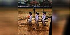 Viral! Aksi Paskibra Kibarkan Bendera di Lapangan Becek