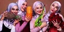 4 Gadis Cantik Ini Bikin Heboh, Apa yang Aneh?