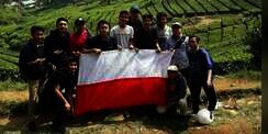 Parah, Para Remaja Ini Anggap Insiden Bendera Terbalik Lelucon