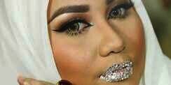 Kocak, Foto Tiruan Bibir Swarovski Aniessa Hasibuan