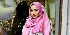 Kerudung Branded Anniesa Hasibuan: Louis Vuitton dan BurBerry