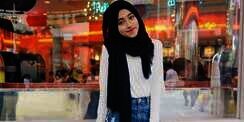 Shirin Al Athrus: Gaya Hijaber Pakai Rok Mini