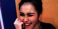 Heboh Baju Ayu Ting Ting Tersingkap Saat Jadi Host