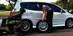 Anggota TNI Bantu Polwan Ganti Ban Mobil, `So Sweet..``