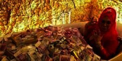 Heboh Foto `Mandi Uang`, Sosialita Malaysia Menjawab