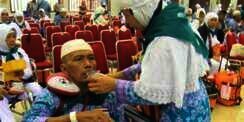 Menyentuh! Istri Setia Temani Suami yang Lumpuh Tunaikan Haji