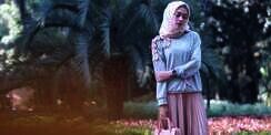 Diana Paramitha: Rok 'Pleats' Pilihan Hijaber Feminin