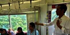 Jokowi Naik KRL, Netizen Malah Salah Fokus