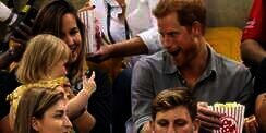 Insiden Kocak Pangeran Harry, Popcorn dan Bocah Gemas