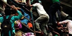 Astaga! Rebutan Keluar Peron, 22 Penumpang Kereta Tewas