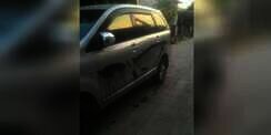 Parkir di Bahu Jalan, Mobil di Bekasi Disiram Cat Besi