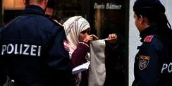 Astagfirullah, Muslimah di Austria Dipaksa Polisi Lepas Cadar