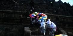 6 Larangan Berbusana Saat Berlibur ke Tempat Wisata Ini