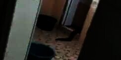 Makhluk Aneh Mengerikan Muncul dari Lubang Toilet