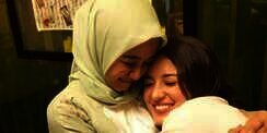 Foto Laudya Bella & Julie Estelle Bikin Heboh, Lihat Tubuhnya