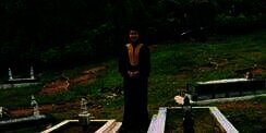 Gadis Bertoga Foto di Kuburan, Kisahnya Bikin Nangis