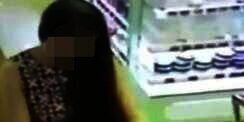 Astaga! Lihat yang Dilakukan Si Cewek Saat Coba Parfum di Mall