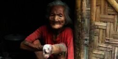 Memilukan, Nenek Niarti Bertahan Hidup dengan Merebus Batu