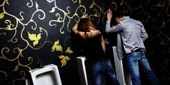Heboh Wanita Kencing Sambil Berdiri di Toilet Pria