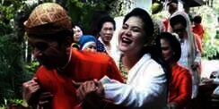 Reaksi Lucu Jokowi Saat Gendong Kahiyang Setelah Siraman